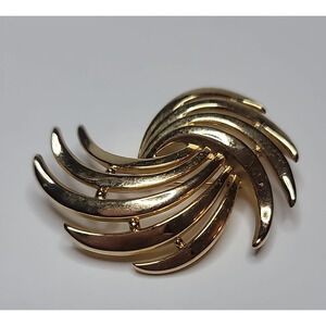 Vintage Trifari Polished Gold Tone Abstract Swirl Brooch Pin